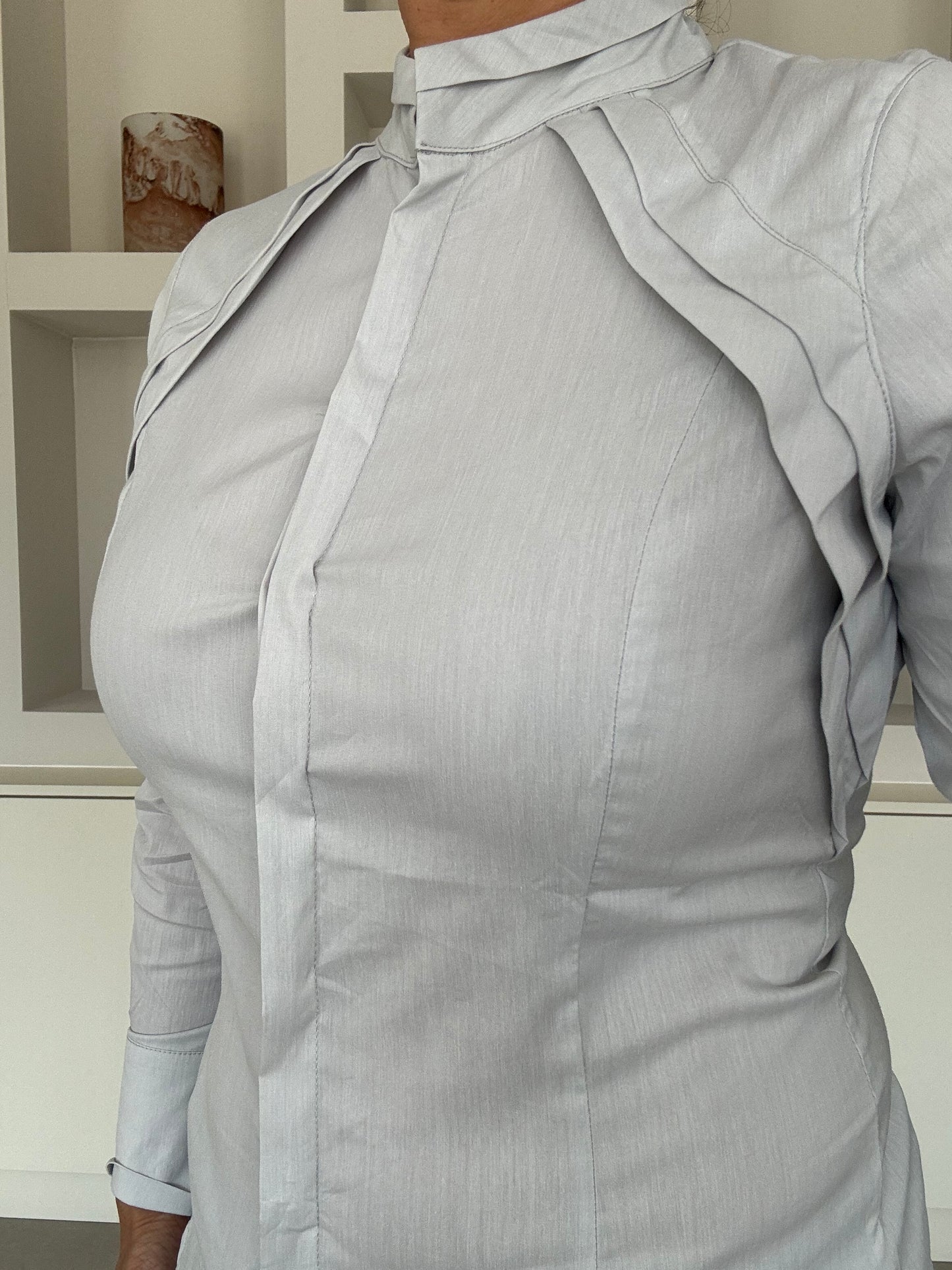 Fitted grey blouse
