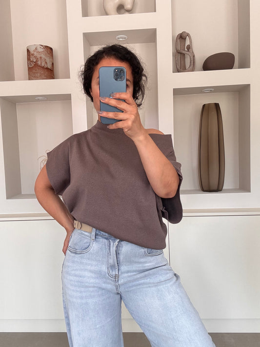 Classy off shoulder bruin