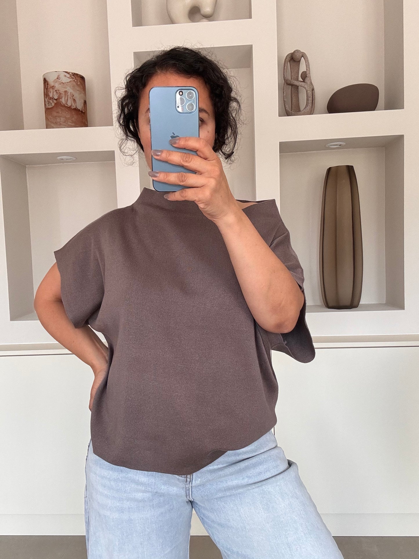 Classy off shoulder bruin