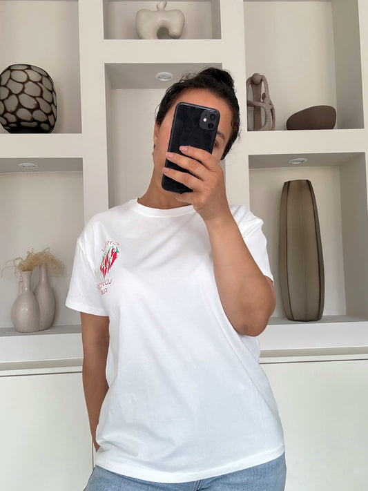 Model draagt de Chilli lovers club tee in wit met chili-illustratie op de borst – VYNAH