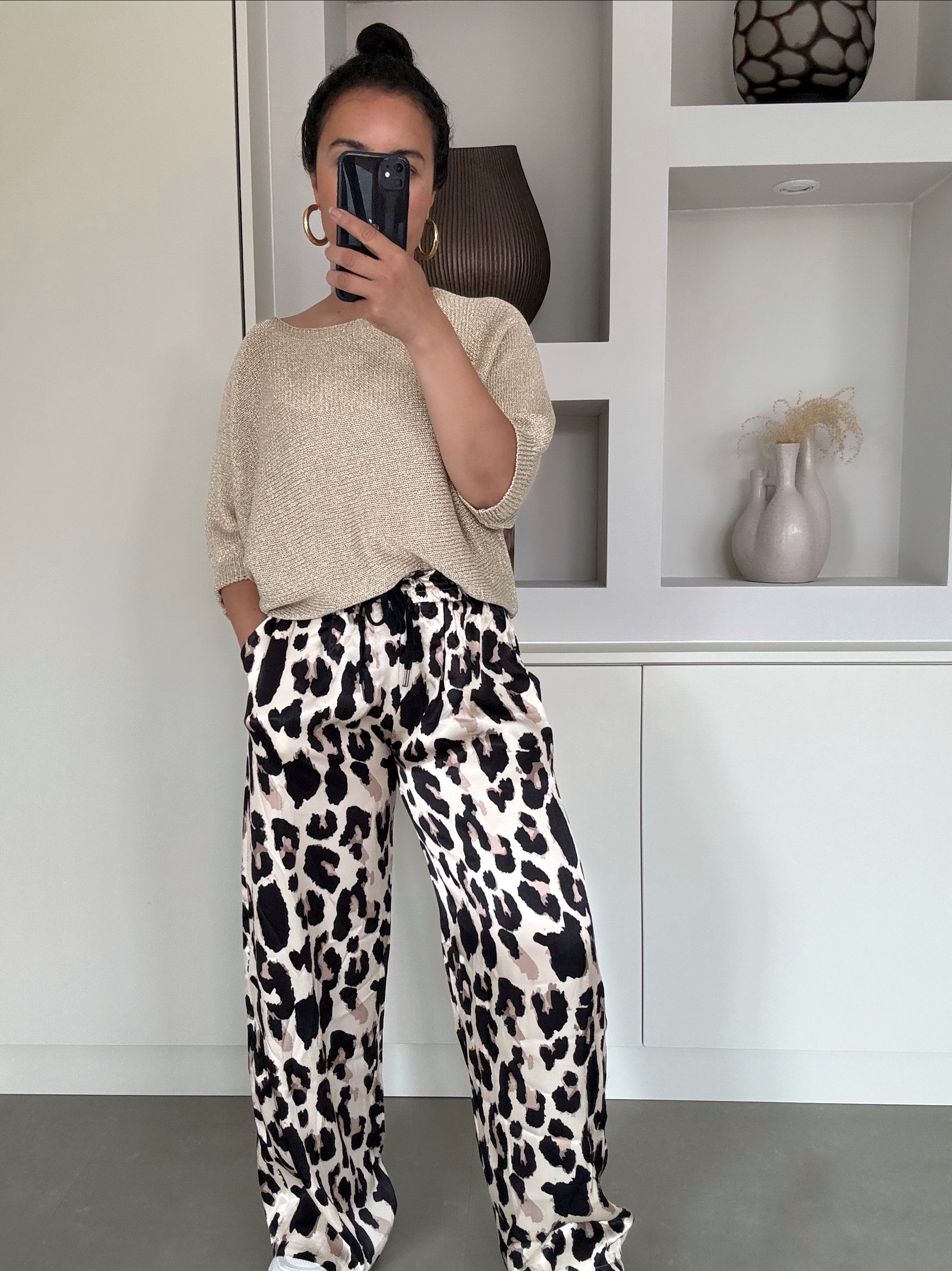Model draagt de Liva satin leopard pants met wijde pijpen in beige-bruine leopard print – VYNAH