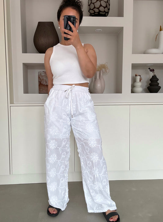 Witte Luna pants met bloemenborduursel en rechte wijde pijp – VYNAH