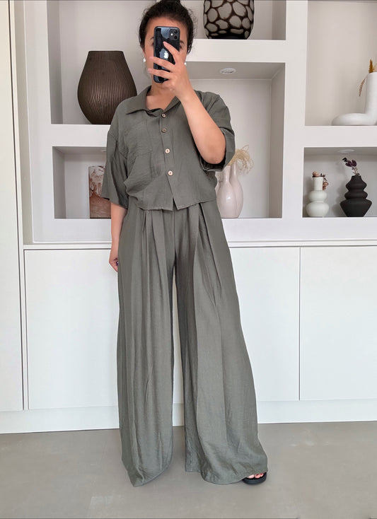 Model draagt de Liva wide set in army green met cropped blouse en high waisted wide leg broek – VYNAH

