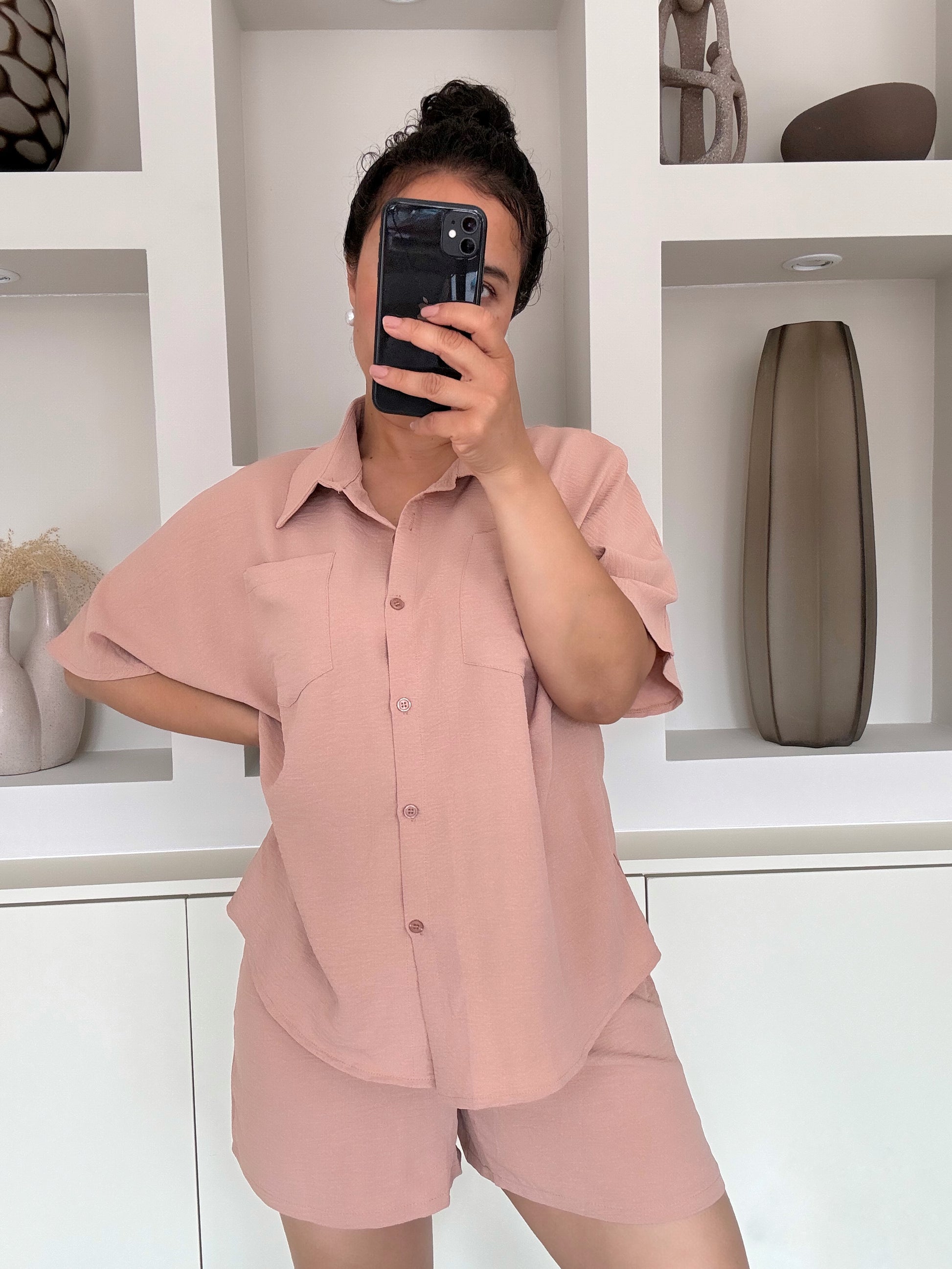 Model draagt de Mara two piece set in blush roze met losvallende blouse en short – VYNAH