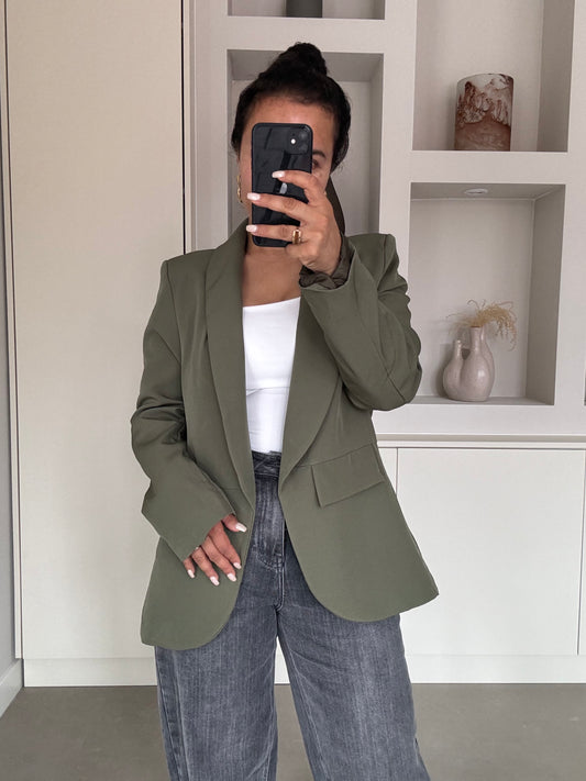 Detail van sage-groene blazer met tailored pasvorm – Nora Blazer – VYNAH