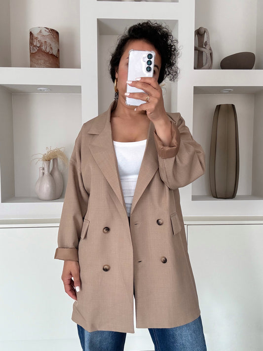 dubbelrijige blazer met ruime fit en knopen, gedragen over witte top en jeans – VYNAH