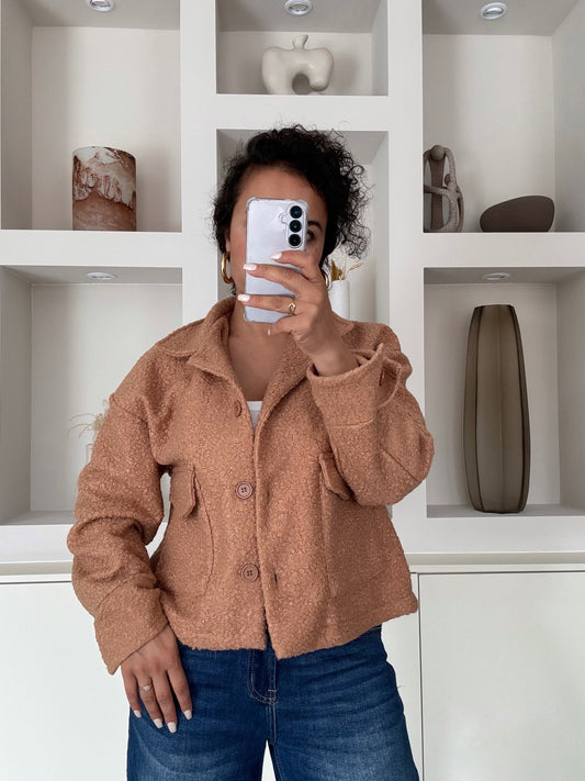 Vooraanzicht camel teddy jas, kort recht model – VYNAH