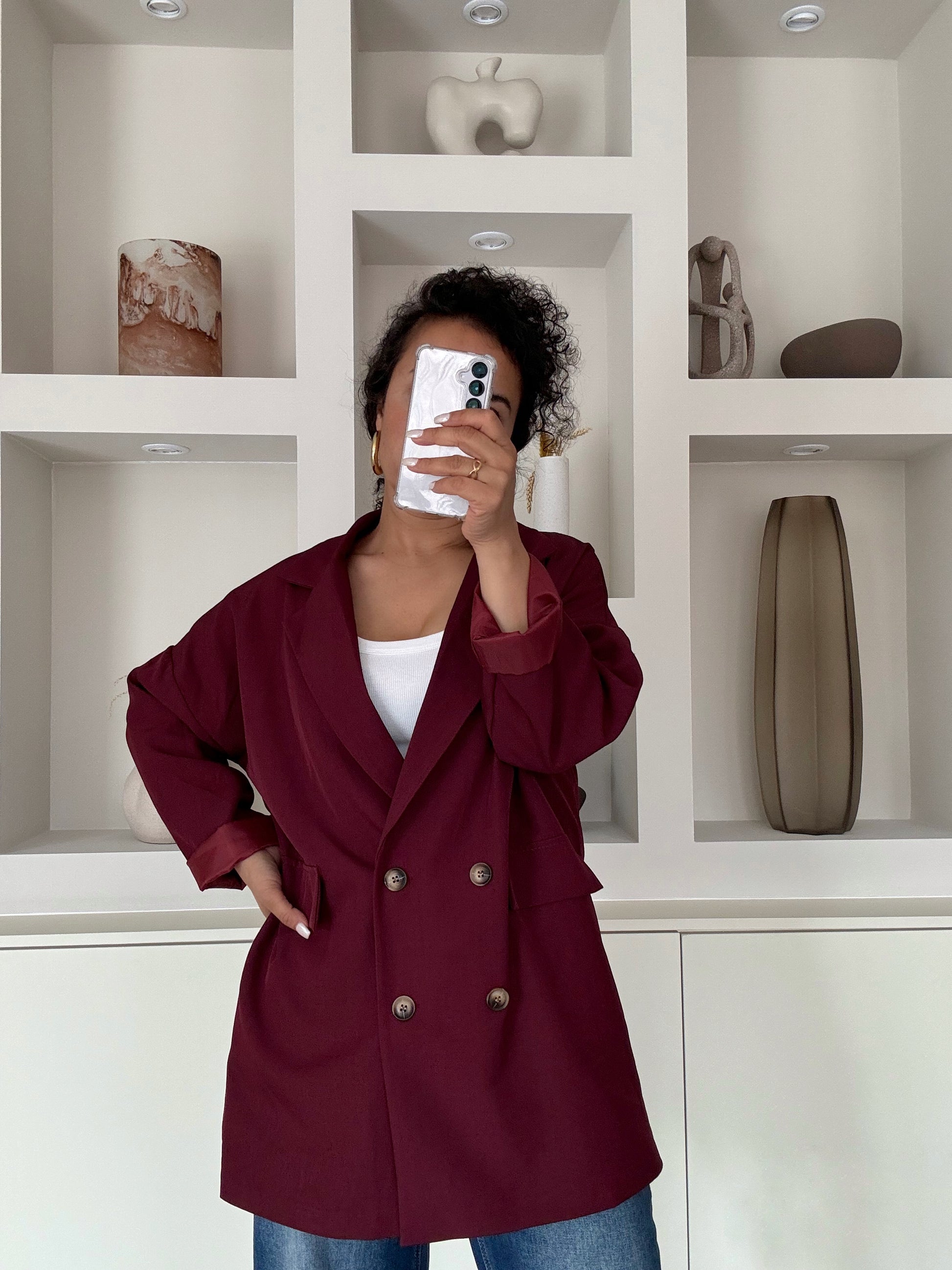 Bordeaux dubbelrijige blazer met ruime fit en knopen, gedragen over witte top en jeans – VYNAH