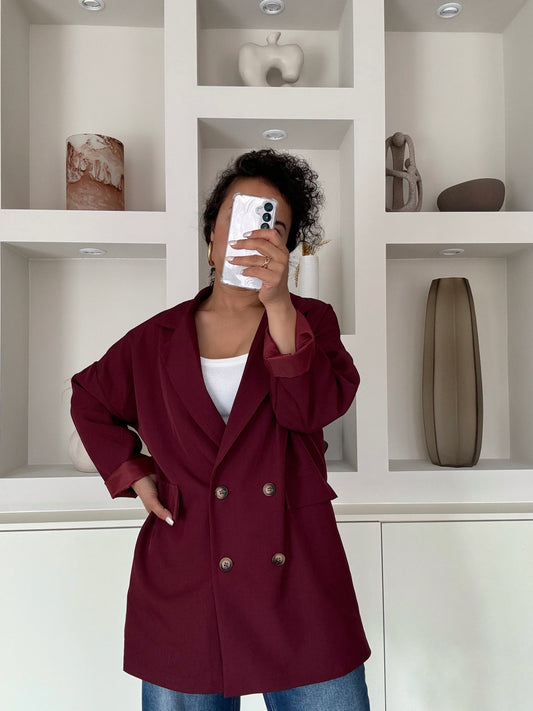 Bordeaux dubbelrijige blazer met ruime fit en knopen, gedragen over witte top en jeans – VYNAH