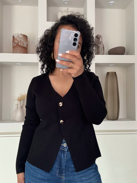 Zwart vest met V-hals en twee knopen, lichte stretch, gecombineerd met jeans – VYNAH