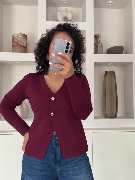 Bordeaux vest met V-hals en twee knopen, lichte stretch, gecombineerd met jeans – VYNAH