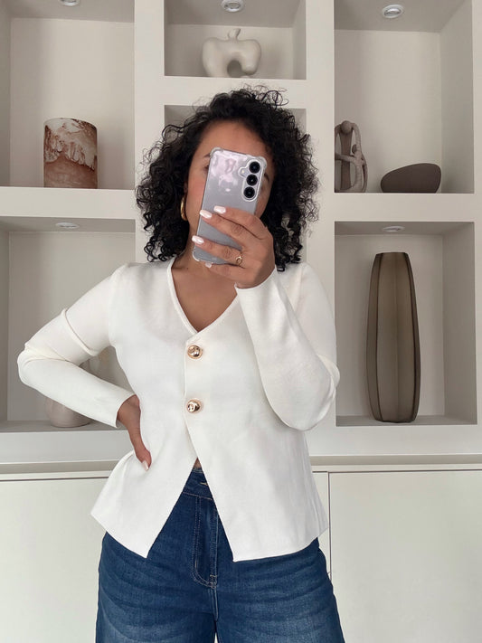 Wit vest met V-hals en twee knopen, lichte stretch, gecombineerd met jeans – VYNAH
