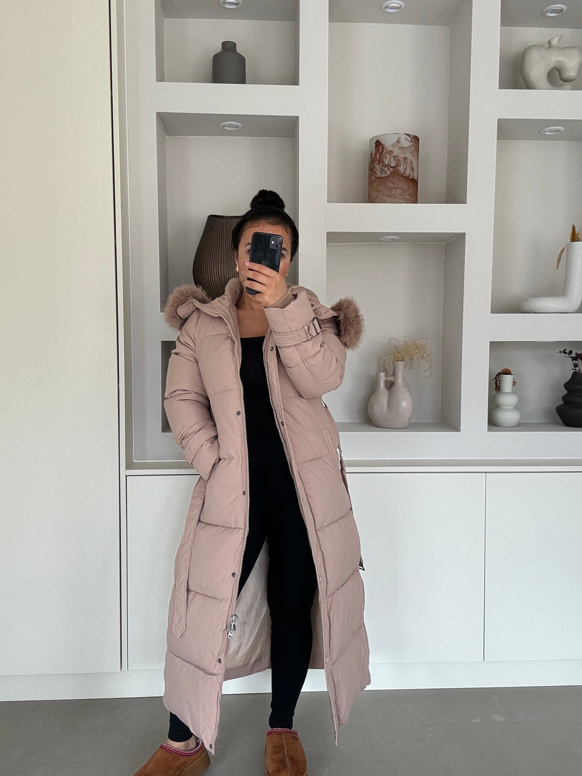 Lange beige gewatteerde damesjas met riem en capuchon – VYNAH winterjas