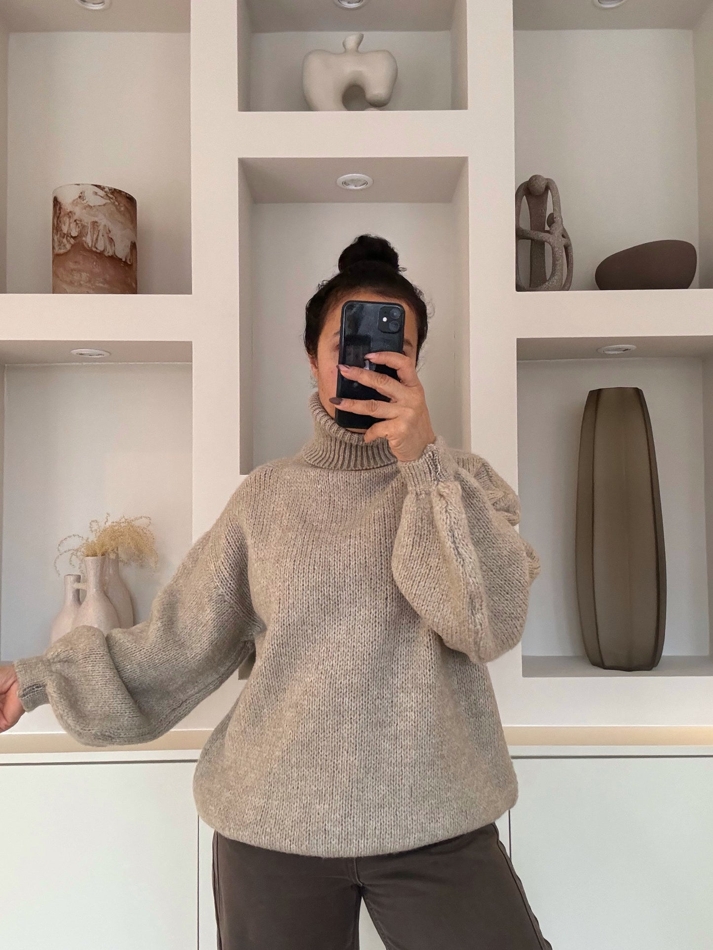 Model draagt de Estée Turtleneck, een zachte oversized coltrui in one size met een comfortabele knit en relaxed fit.