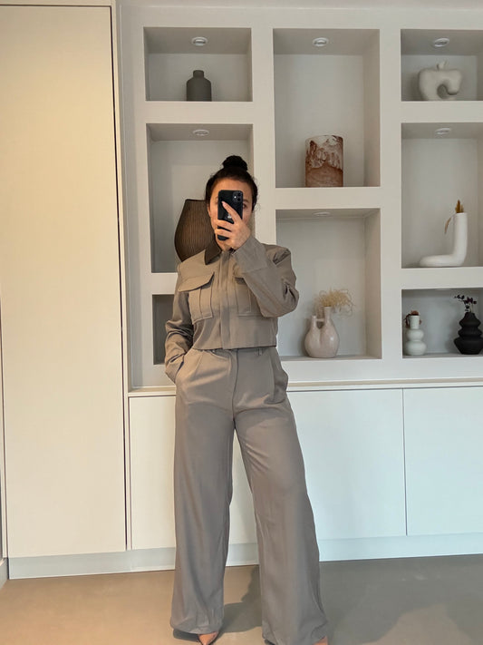 Taupe high-waisted wide-leg pantalon met frontplooien, riemlussen, zijzakken en een elegante rechte zoom.