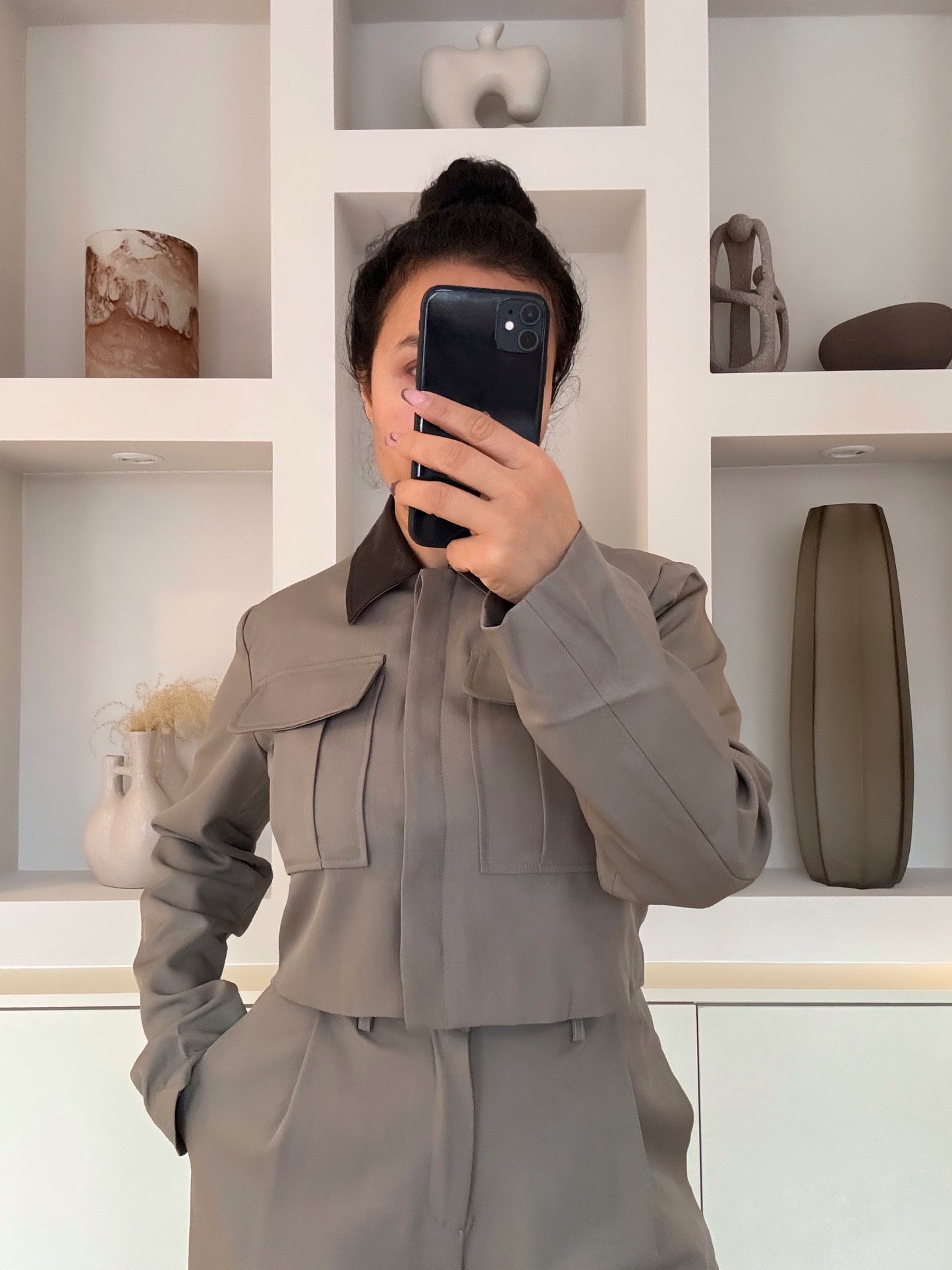 Cropped taupe jacket met contrasterende faux-leather kraag, cargozakken aan de borst en een verborgen frontsluiting.