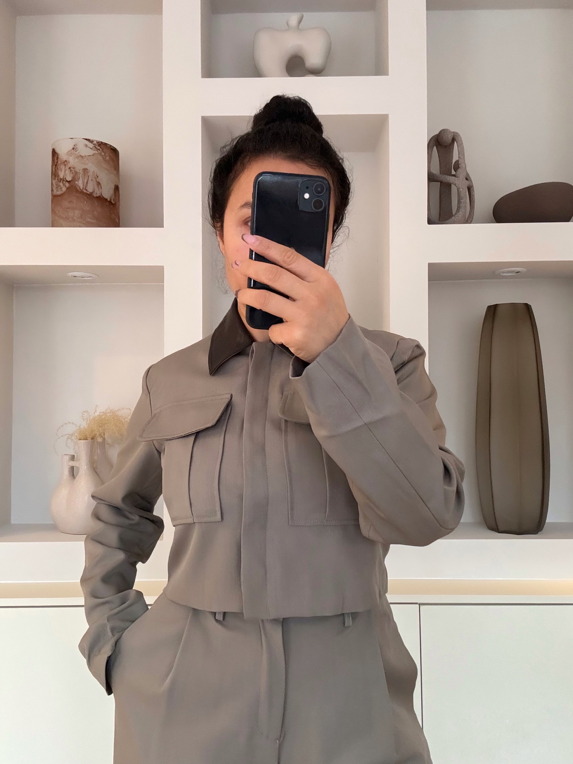 Cropped taupe jacket met contrasterende faux-leather kraag, cargozakken aan de borst en een verborgen frontsluiting.